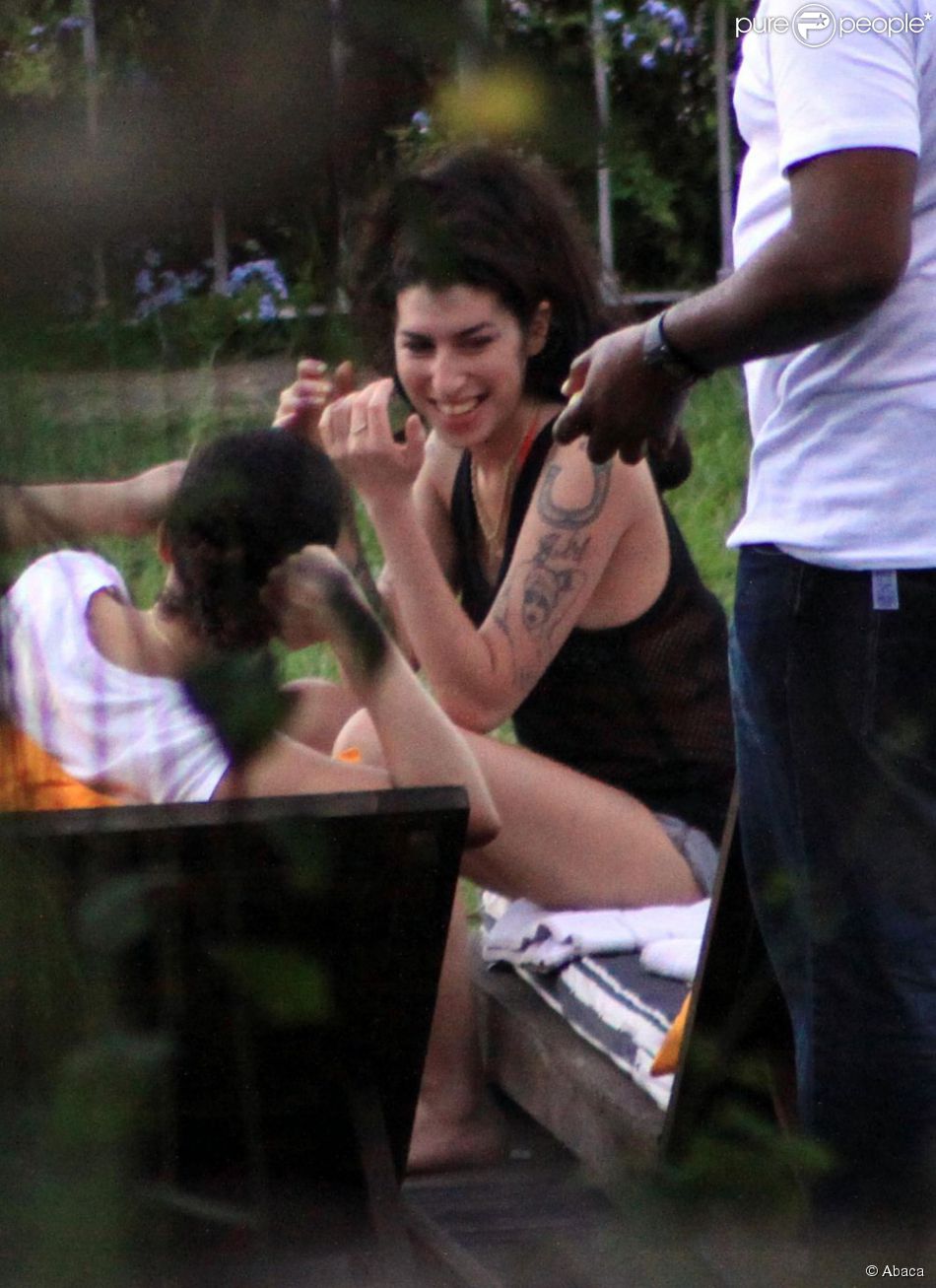 7343-amy-winehouse-relaxes-by-the-pool-o
