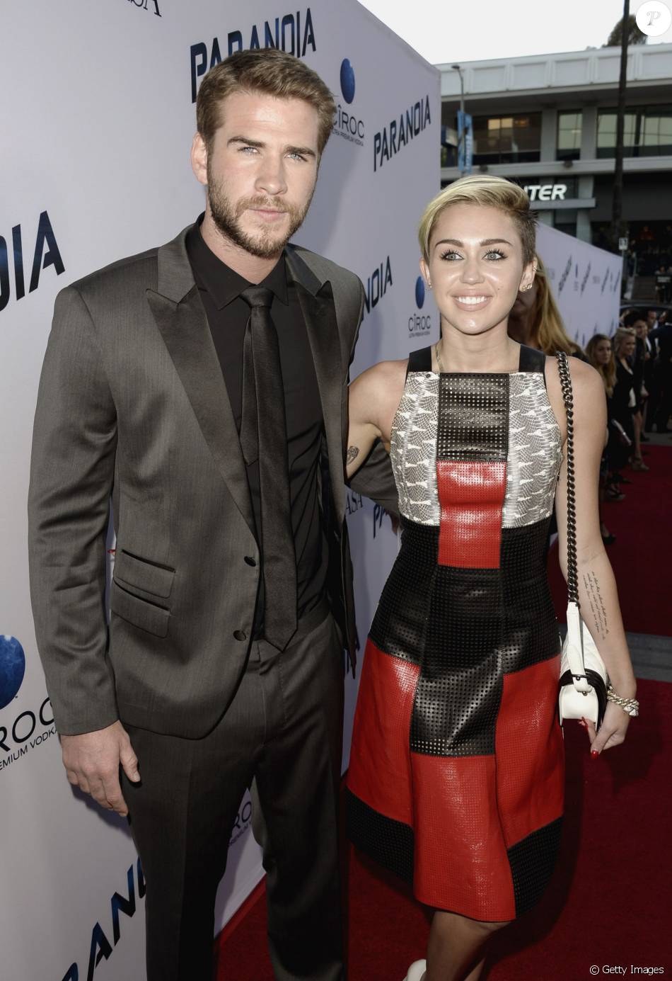 Miley Cyrus e Liam Hemsworth se casam em segredo na praia: 'Muito emocionante'