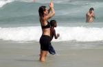 Juliana Didone deixa biquíni em casa e renova as energias de bermudão em praia