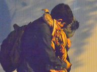 Marcelo Adnet é fotografado abraçado e de mãos dadas com jovem de cabelos azuis