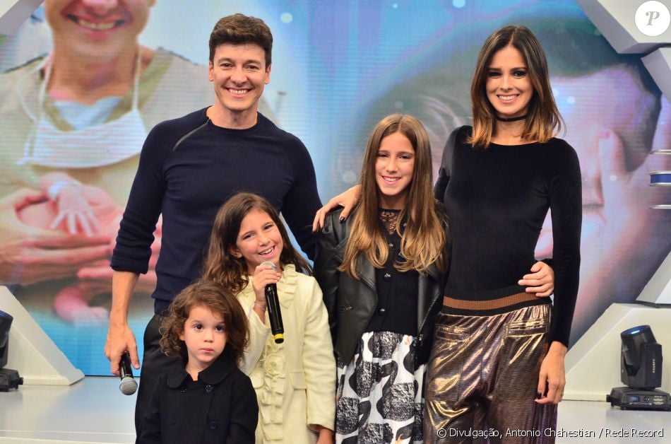 Rodrigo Faro foi homenageado pelas filhas, Clara, Maria e Helena, ao palco do 'Hora do Faro' deste domingo, 14 de agosto de 2016