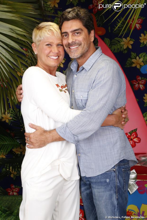 Xuxa apresentou o 'Natal Mágico da Xuxa', no sábado, 7 de dezembro de 2013, no Maracanãzinho, no Rio de Janeiro. O namorado da apresentadora, Junno esteve presente na plateia e posou para fotos com a namorada no camarim