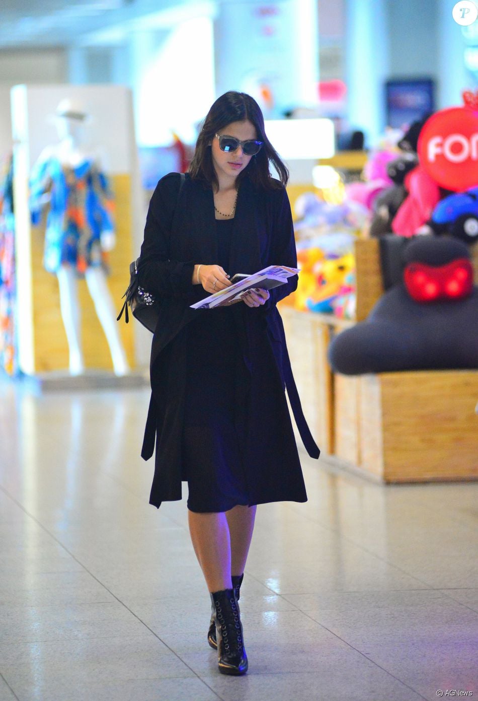Segundo fãs que estavam no local, Bruna Marquezine estava sem bagagem, embarcando em um voo de primeira classe, nesta quinta-feira 20 de outubro de 2016