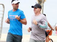 Luciano Huck corre ao lado de personal trainer na orla da praia no Rio