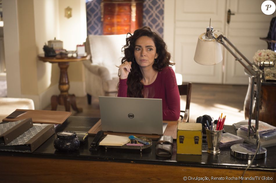 Loretta (Claudia Ohana) vai atrás da família, após a morte de Mássimo (Simon Petracchi), na novela 'Sol Nascente'. Ex-mulher de Vittorio (Marcelo Serrado) teve sua chegada antecipada na trama das seis em virtude de mudanças exigidas por Silvio de Abreu