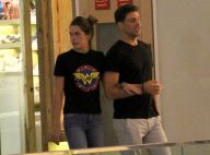 Cauã Reymond e a namorada, Mariana Goldfarb, fazem compras em shopping