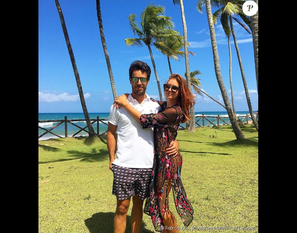 Marina Ruy Barbosa posou com o noivo, Xandinho Negrão, usando saída de praia da grife Zara