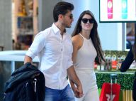 Camila Queiroz e Klebber Toledo circulam por aeroporto do Rio de mãos dadas