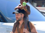 Bruno Gagliasso carrega a filha, Títi, nas costas após aula de natação. Fotos!