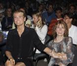 Mãe de Xuxa recebe alta de hospital e vai continuar tratamento na casa da filha