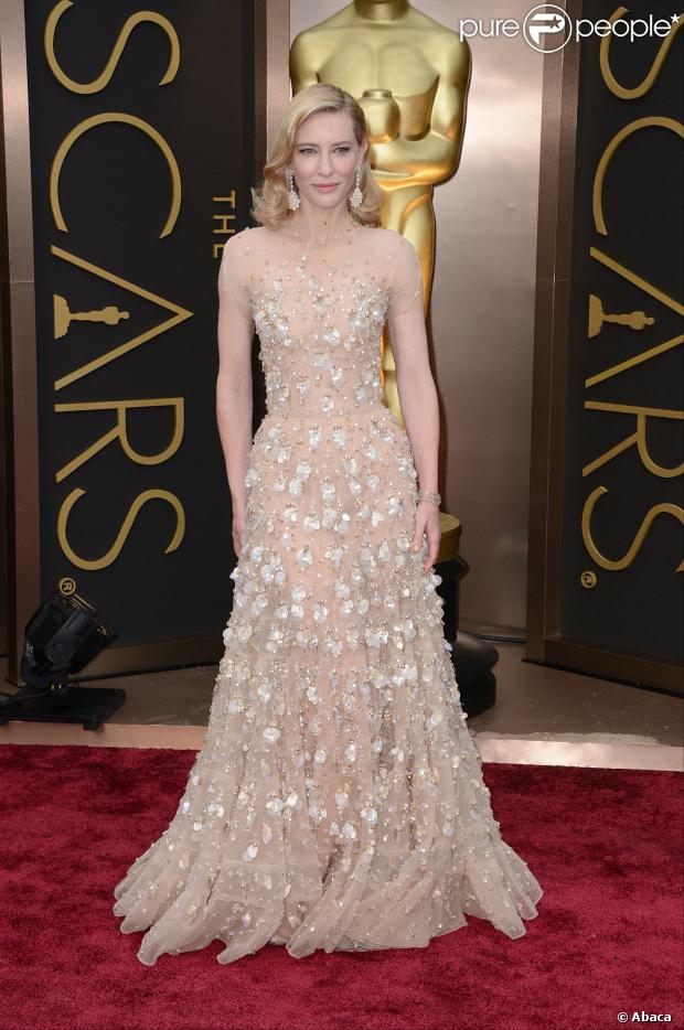 Cate Blanchett, eleita a Melhor Atriz pela Academia, usou um longo nude com pedrarias da Armani Privé