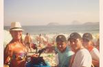 Helô Pinheiro, aos 68 anos, exibe corpão nas areias da praia de Ipanema, no Rio