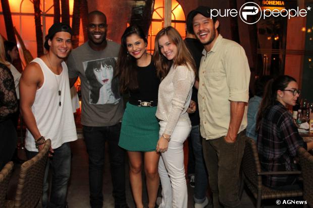 Jessika Alves comemora aniversário com Nando Rodrigues, Rafael Zulu, Arthur Aguiar e  Alice Wegmann, no Rio de Janeiro, em 25 de março de 2014