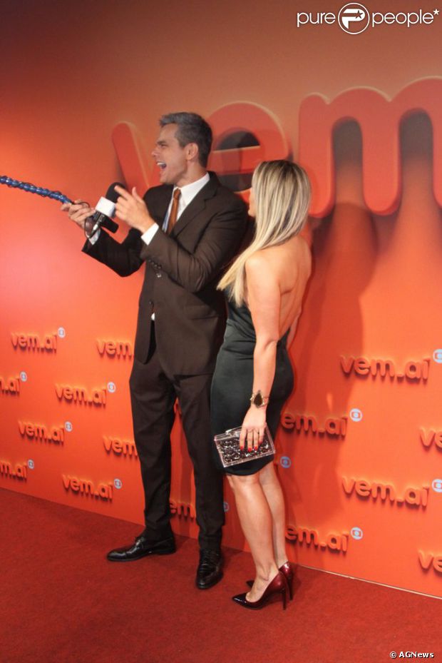 Looks dos famosos na festa 'Vem aí', da TV Globo: Flávia Alessandra, de Balmain e Givenchy, se diverte com o marido, Otaviano Costa