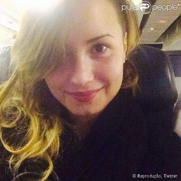 Demi Lovato desembarca no aeroporto de Guarulhos, a caminho do Brasil postou esta foto com a legenda: 'Brazil.... Here I come' (Brasil, aqui vou eu) 20 de abril de 2014