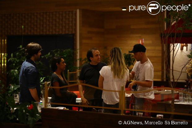 Flávia Alessandra e Paulo Gustavo aproveitaram momento de folga e jantaram no Shopping Village Mall, na Barra da Tijuca, Zona Oeste do Rio de Janeiro, nesta segunda-feira, 19 de maio de 2014