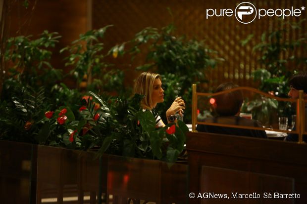 Flávia Alessandra estava em uma mesa com amigos