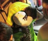 Neymar recebe carinho de jogadores da Seleção em desembarque no Rio