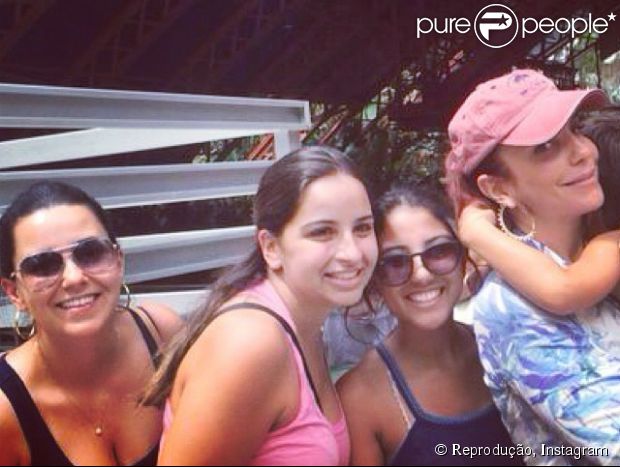 Ivete Sangalo posa para fotos com fãs durante passeio na Disney com o filho (21 de julho de 2014)