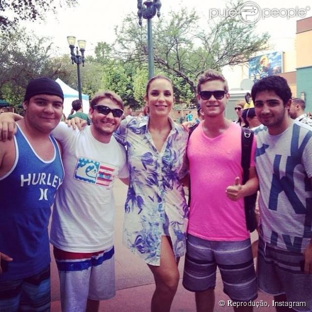 Ivete Sangalo posa para fotos com fãs durante passeio na Disney com o filho (21 de julho de 2014)