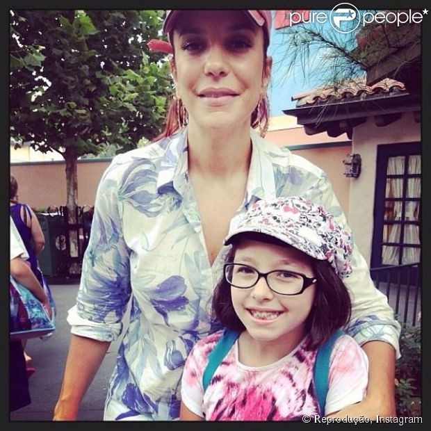 Ivete Sangalo posa para fotos com fãs durante passeio na Disney com o filho (21 de julho de 2014)