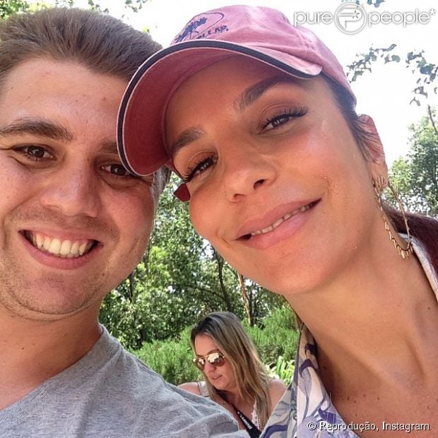 Ivete Sangalo posa para fotos com fãs durante passeio na Disney com o filho (21 de julho de 2014)
