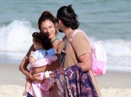 Bruno Gissoni curte dia de praia ao lado de Yanna Lavigne e da filha, Madalena