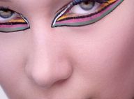 Delineado em alta! Maquiador da Dior propõe olho gráfico em make multicolorida
