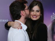 Que amor! Klebber Toledo dá beijo em Camila Queiroz ao prestigiar peça. Fotos!