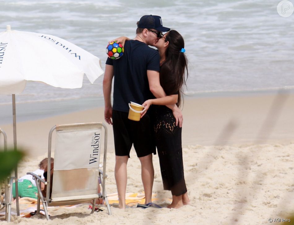 Thais Fersoza e Michel Teló trocaram beijos na Praia da Barra da Tijuca, Zona Oeste do Rio, nesta terça-feira, 21 de agosto de 2018