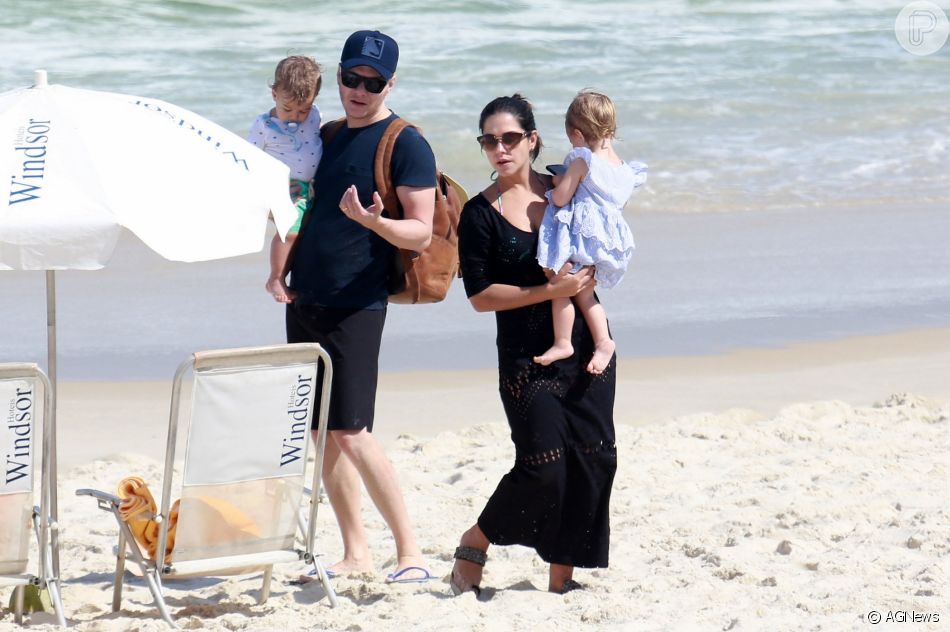 Thais Fersoza e Michel Teló levaram os filhos à Praia da Barra da Tijuca nesta terça-feira, 21 de agosto de 2018