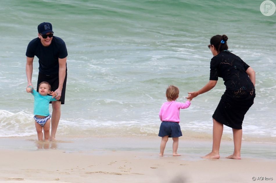 Thais Fersoza e o marido, Michel Teló, brincaram com filhos em praia do Rio