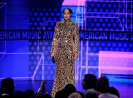 Brilho, rosa e P&B: confira looks das famosas no tapete vermelho do AMA Awards