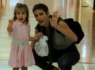 Deborah Secco exibe novo visual em passeio com a filha, Maria Flor, em shopping