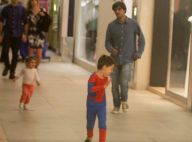 Felipe Simas brinca com filhos, Joaquim e Maria, em shopping do Rio. Fotos!