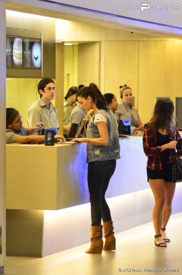 Isis Valverde vai ao cinema com amiga em um shopping da Barra da Tijuca, na Zona Oeste do Rio de Janeiro (3 de setembro de 2014)