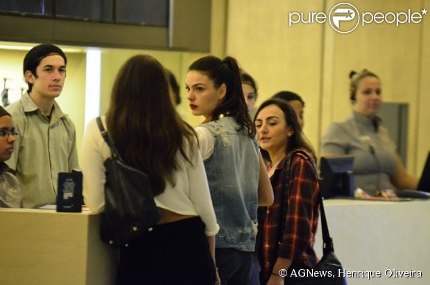 Isis Valverde vai ao cinema com amiga em um shopping da Barra da Tijuca, na Zona Oeste do Rio de Janeiro (3 de setembro de 2014)