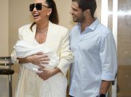 Sabrina Sato escolhe terno masculino para deixar maternidade com a filha. Fotos!