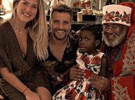 Filha de Ewbank e Gagliasso festeja Natal e conhece Papai Noel negro: 'Amor'