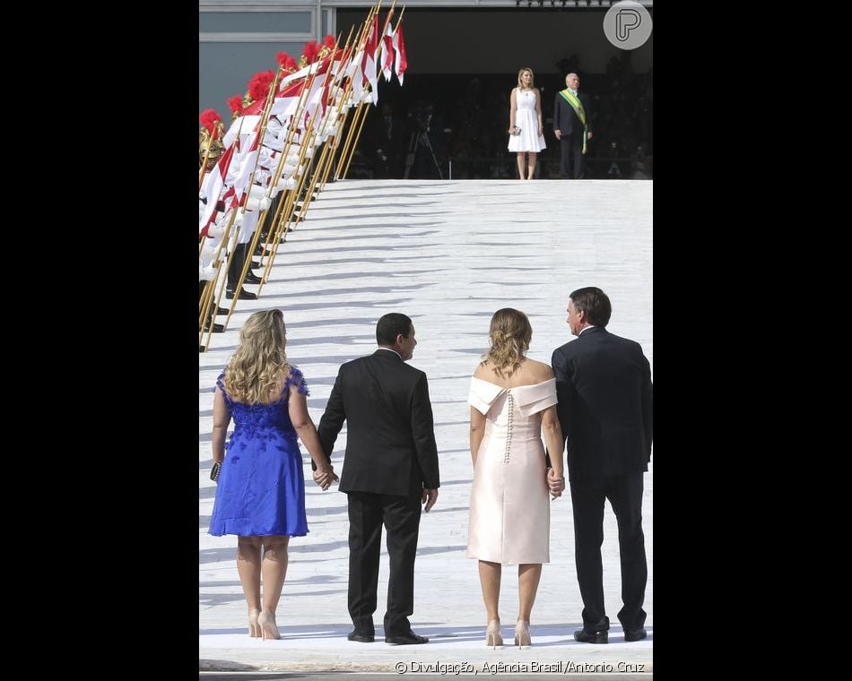 Michelle Bolsonaro usou um vestido com 20 botÃµes forrados nas costas
