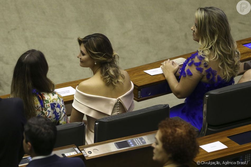 Na foto da primeira-dama de costas, é possÃvel notar os detalhes das costas do modelo