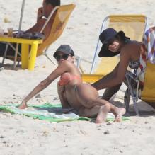 Sophie Charlotte e Thaila Ayala descobrem que estão sendo fotografadas