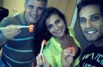 'BBB13': Elieser janta na companhia da namorada, Kamilla, e do sogrão