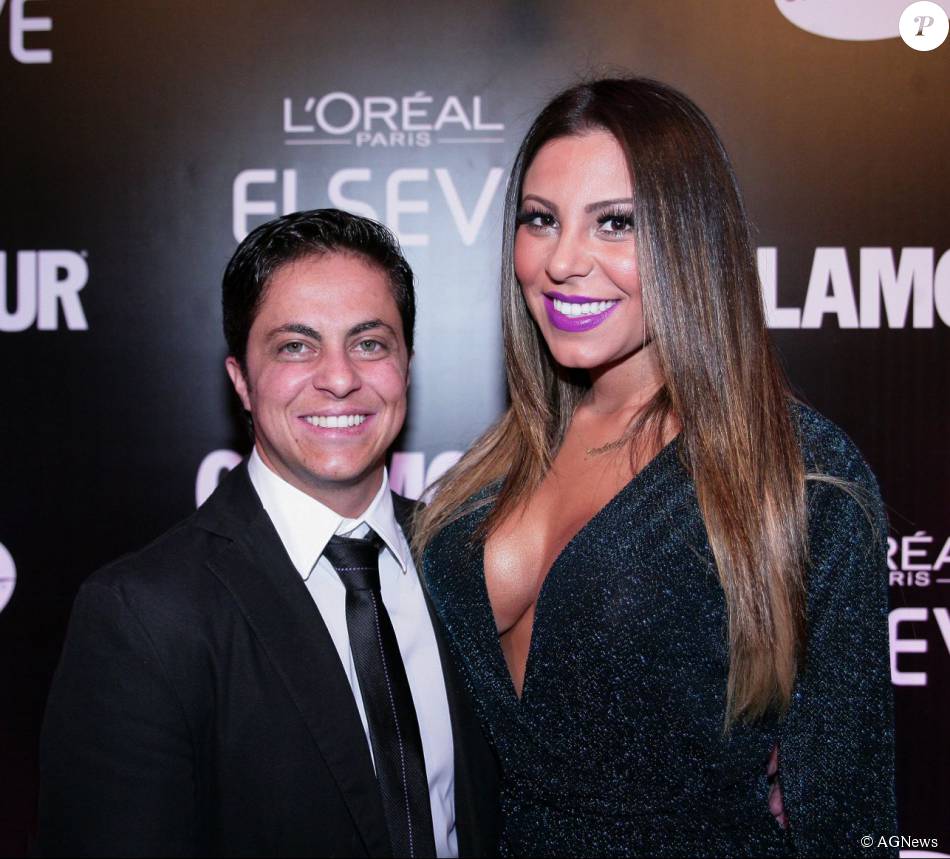 Vestindo terno, Thammy Miranda posa ao lado da namorada, Andressa Ferreira, em evento ocorrido em março de 2015