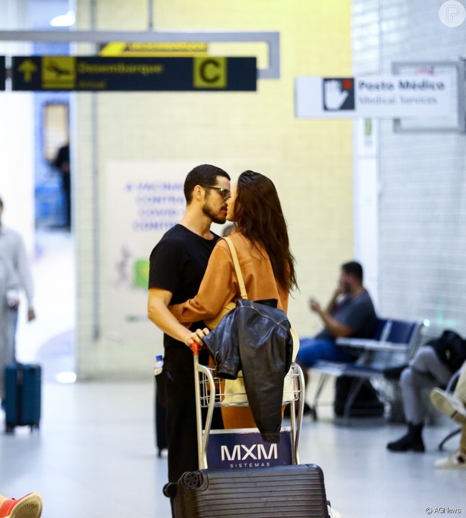 Rafa Kalimann Ganha Beijo De Jos Loreto Em Aeroporto Ap S Viagem