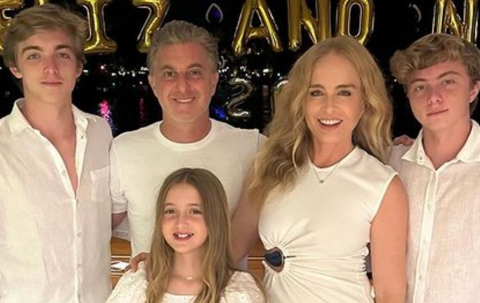 Ang Lica Posta Foto De Ano Novo Filhos E Luciano Huck Amor E Paz