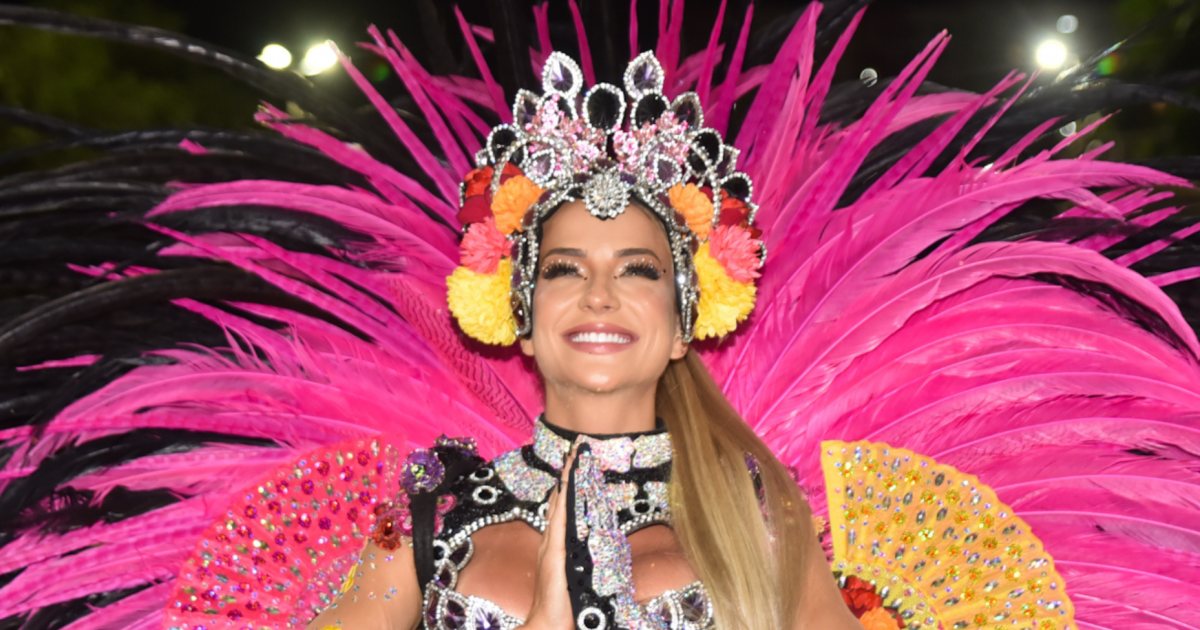 Carnaval Gabi Martins Exibe Corpo Sarado Em Fantasia Para Desfile