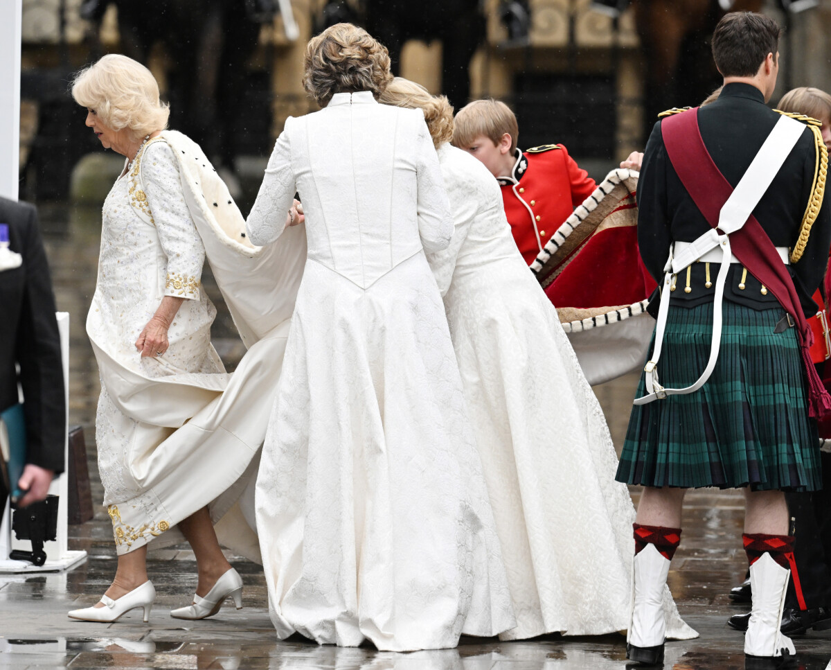 Foto Camilla Parker Bowles precisou de ajuda para não sujar o vestido