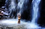 Flávia Alessandra, de biquíni, mostra corpão em cachoeira: 'Purificando a alma'
