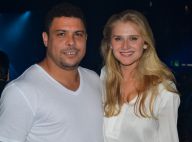 Ronaldo troca carinhos e beija a namorada, Celina Locks, em show em São Paulo